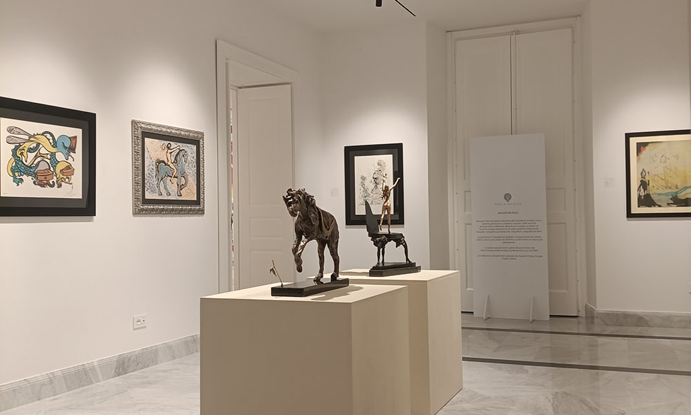 interno palazzo con opere d'arte